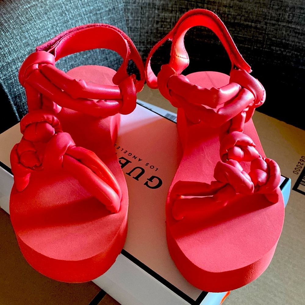 Guess Albina medium pink puffy sandal